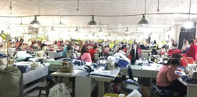 淮陰區(qū)袁集服裝廠生產(chǎn)旺季,吳靜、倪春曉一行人怎樣讓一車(chē)間的員工都做了這樣一件事?