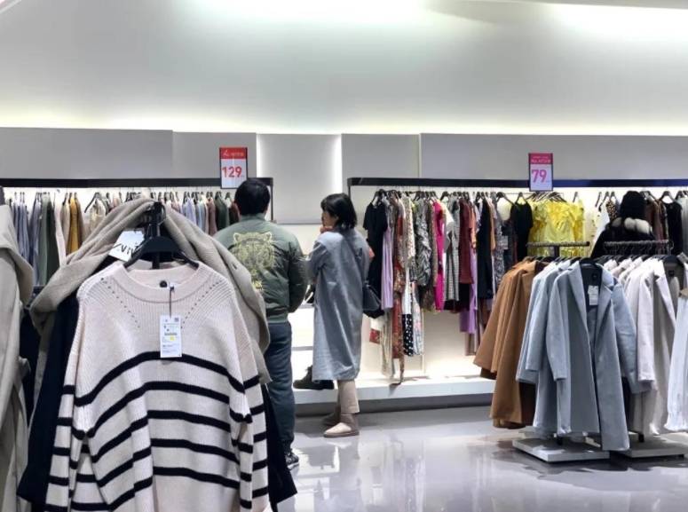 快時尚服裝是新零售下滋生的產物,不但更新快,具有時尚型,.