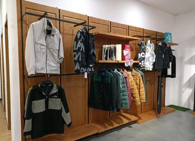 企業(yè)因更新設(shè)備低價處理商場服裝店貨柜